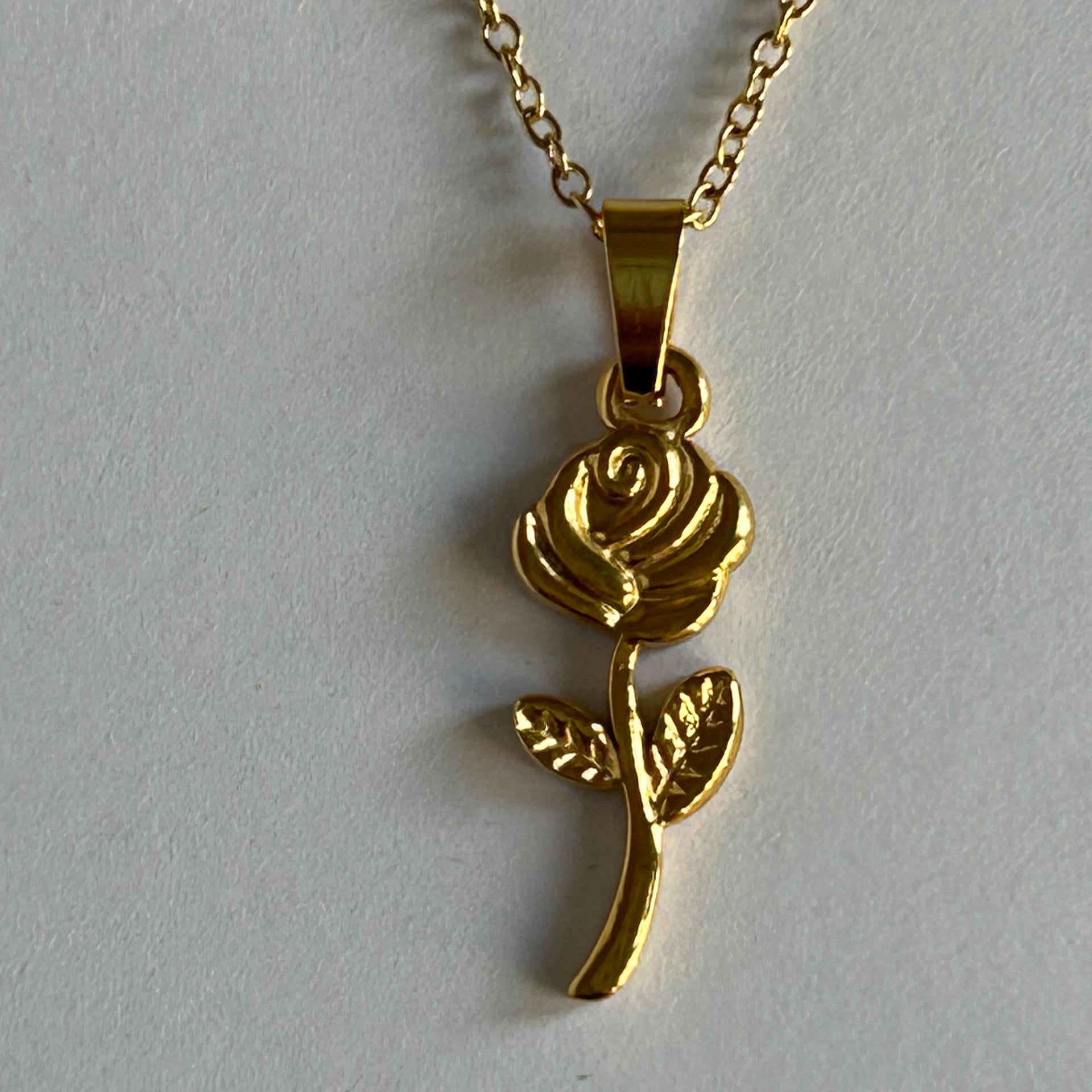 Una Rosa Necklace