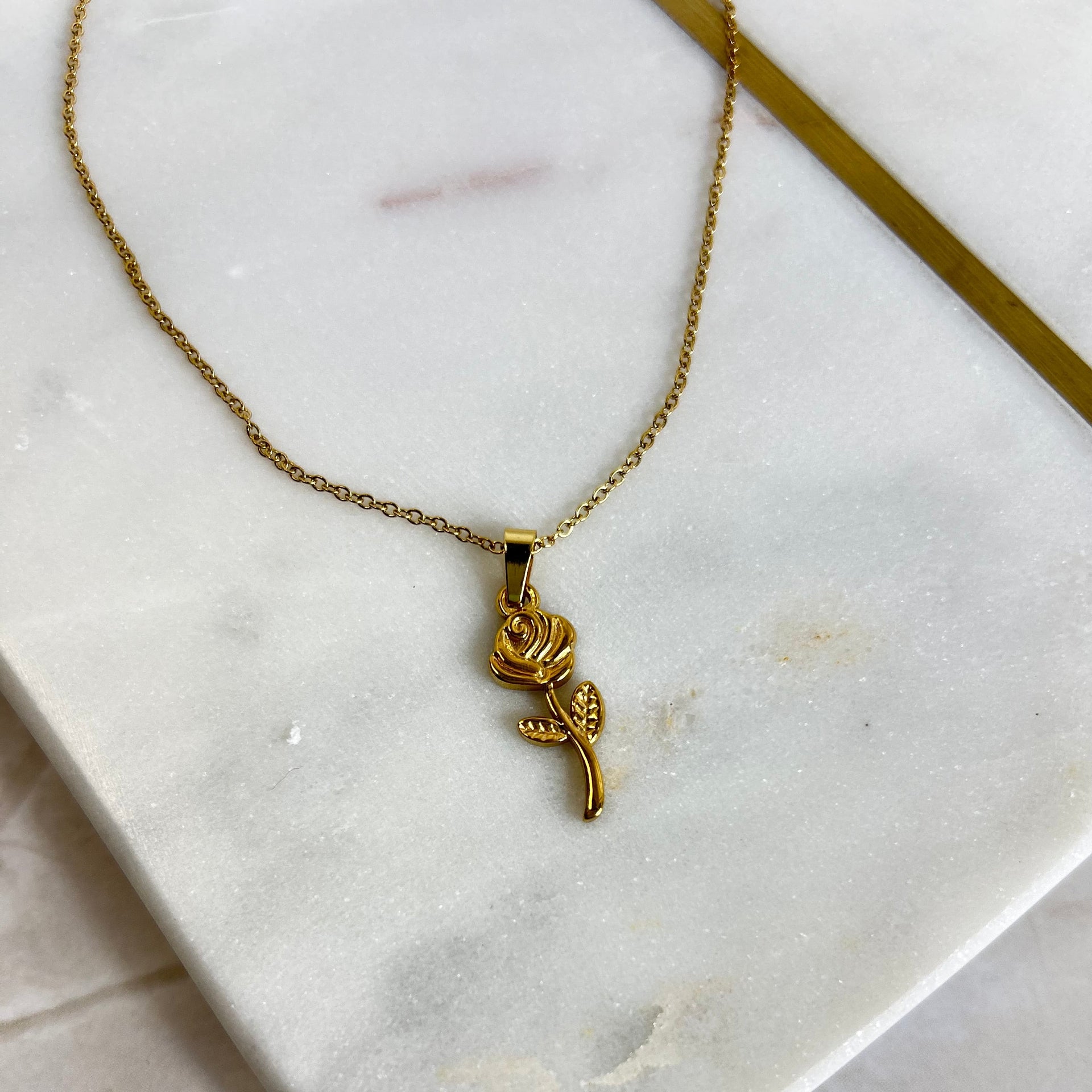 Una Rosa Necklace